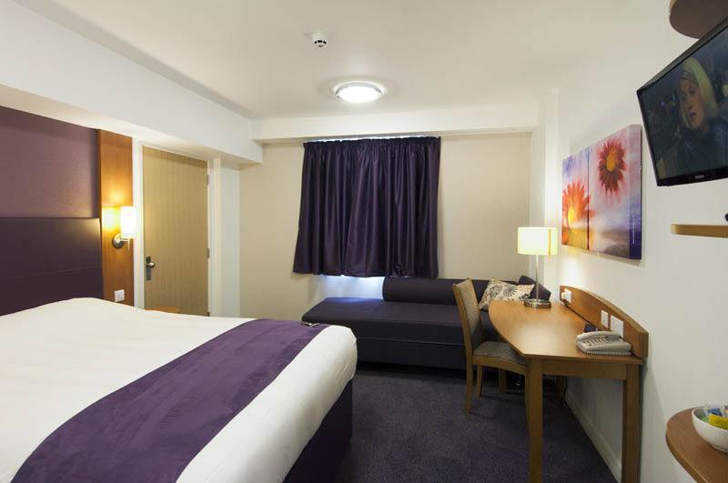 Premier Inn Premier Inn Southend Airport Екстериор снимка